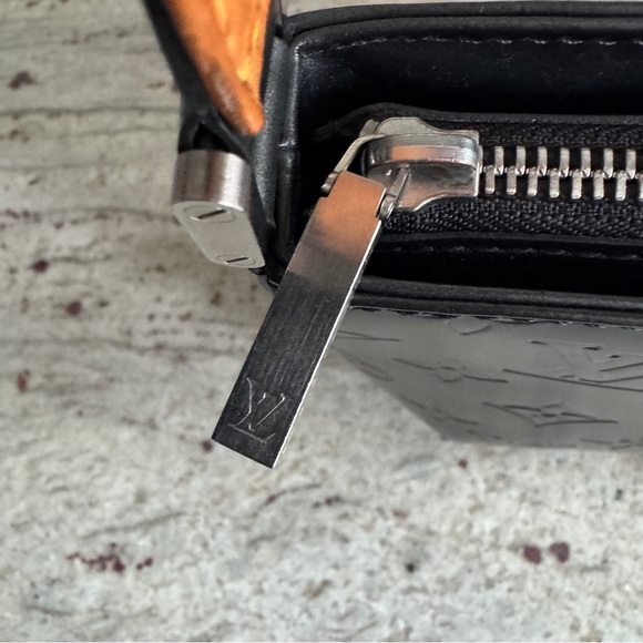 LOUIS VUITTON | Vintage metallic gray leather monogram shoulder bag - Picture 6 of 13